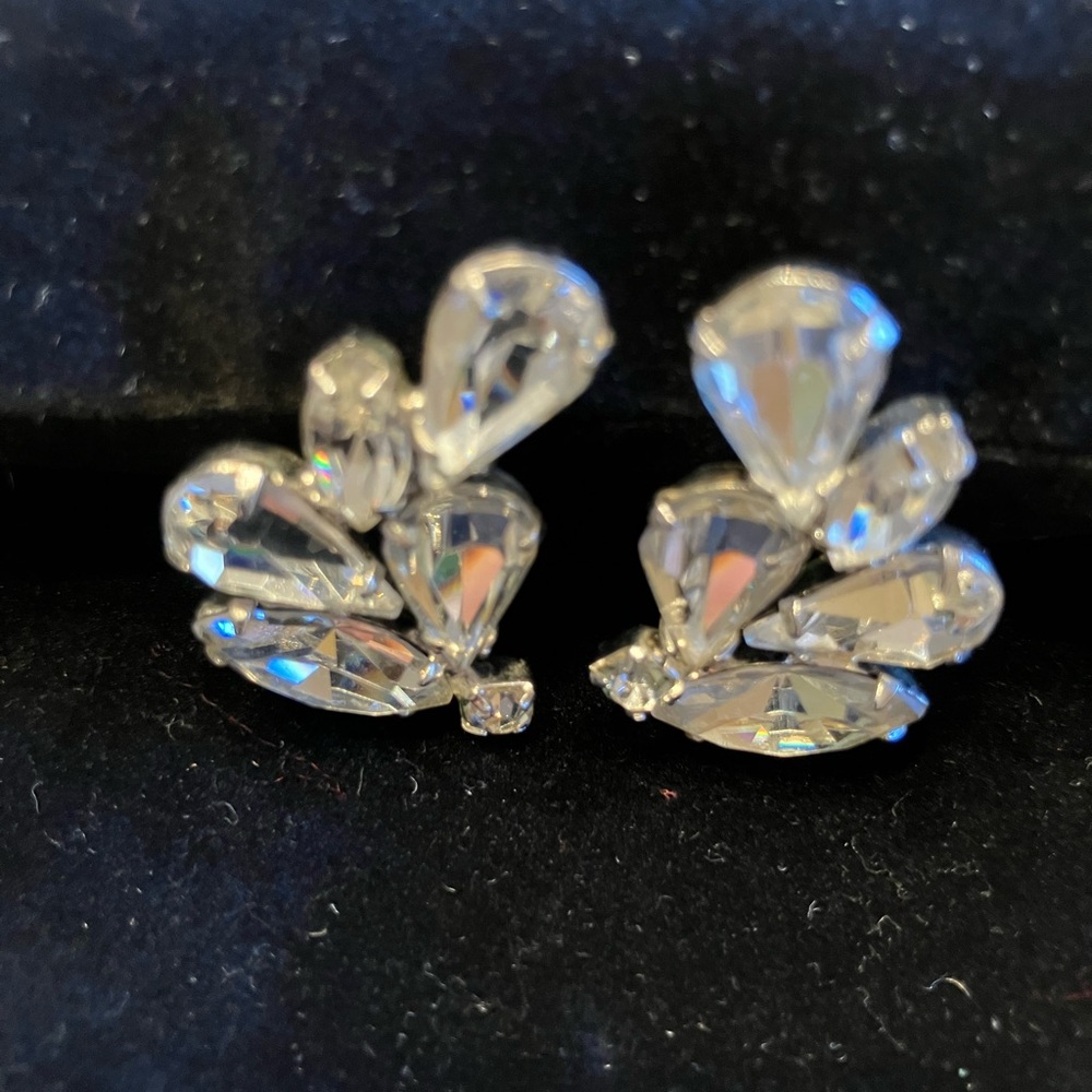 WEISS CRYSTAL EARRINGS PRONG SET AND STUNNING - Picture 10 of 14